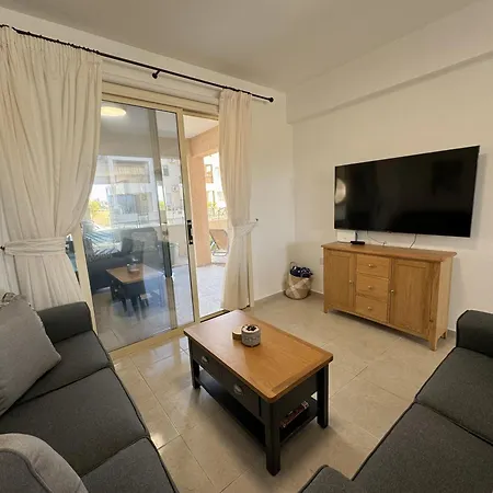 Royal-seacrest Oasis, Pool-side פאפוס