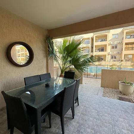 Royal-seacrest Oasis, Pool-side بافوس