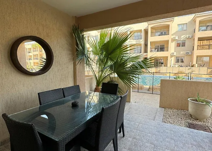 Royal-seacrest Oasis, Pool-side بافوس